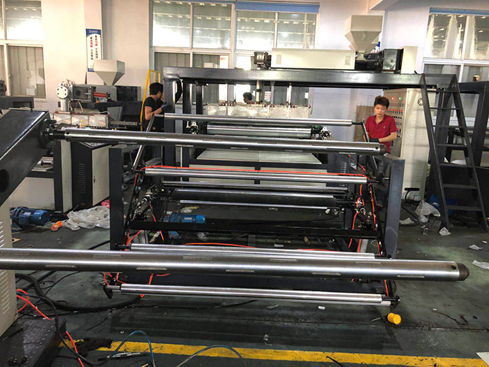 LSPE1800型四層復(fù)合氣泡膜機(jī)組珠光膜鍍鋁膜PE膜復(fù)合氣泡膜機(jī)01